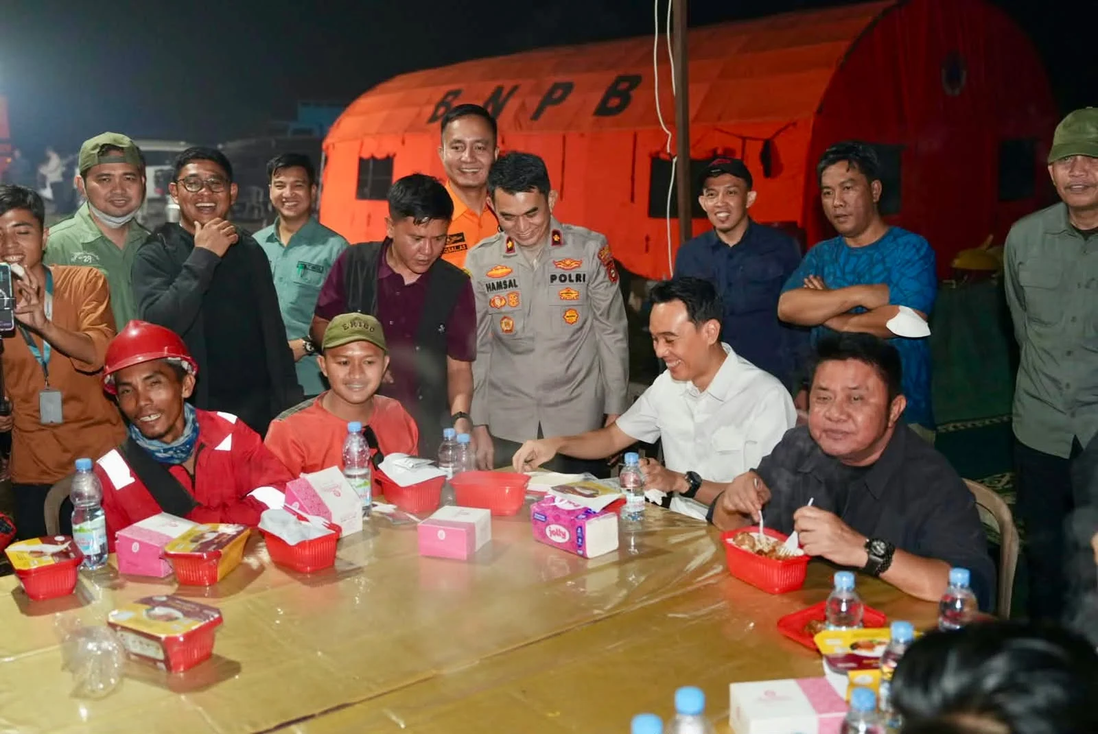 Gubernur Sumsel dan Bupati OKI Bermalam di Posko Karhutla, Semangati Petugas Pemadam