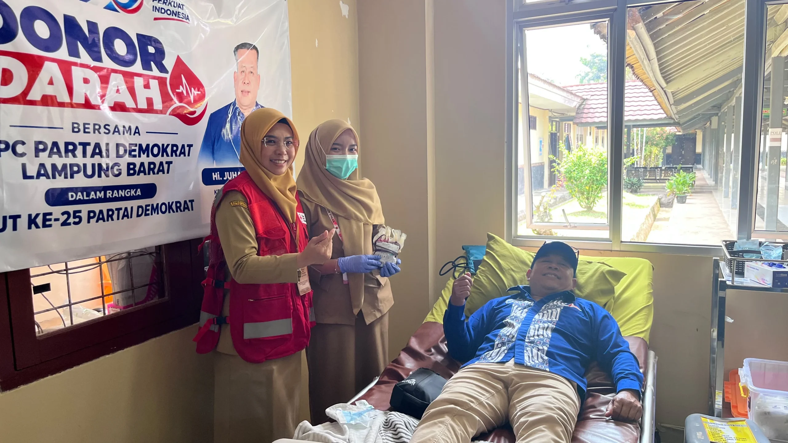 Peringati HUT ke-25 Partai Demokrat, DPC Demokrat Lampung Barat Gelar Donor Darah di RSUD Alimuddin Umar.
