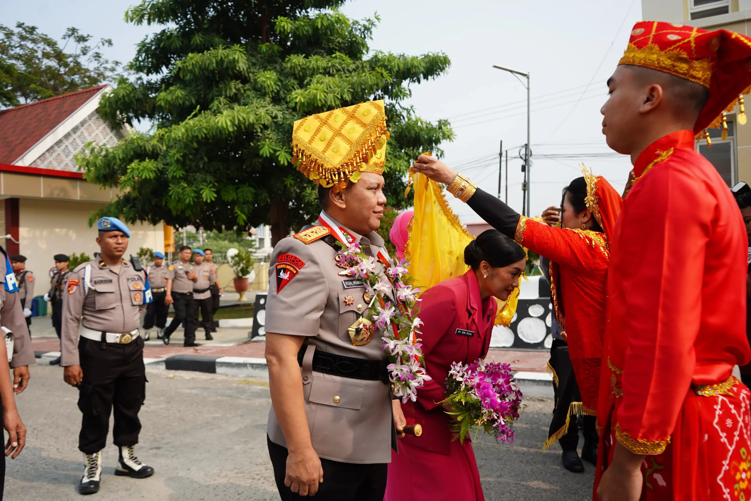 *Mengawali Tugas di Bumi Tadulako, Irjen Rizal Irawan Disambut Adat Kaili*