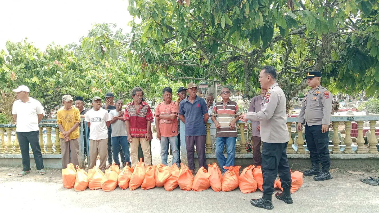 Jumat Berkah, Polres Batu Bara Salurkan Bantuan Sembako kepada 20 Penggali Kubur dan Bilal Mayit