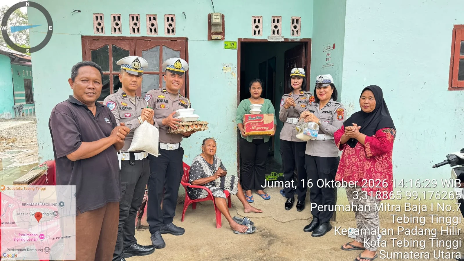 "Polisi Bersama Masyarakat", Sat Lantas Polres Tebing Tinggi Bagikan Sembako kepada Warga
