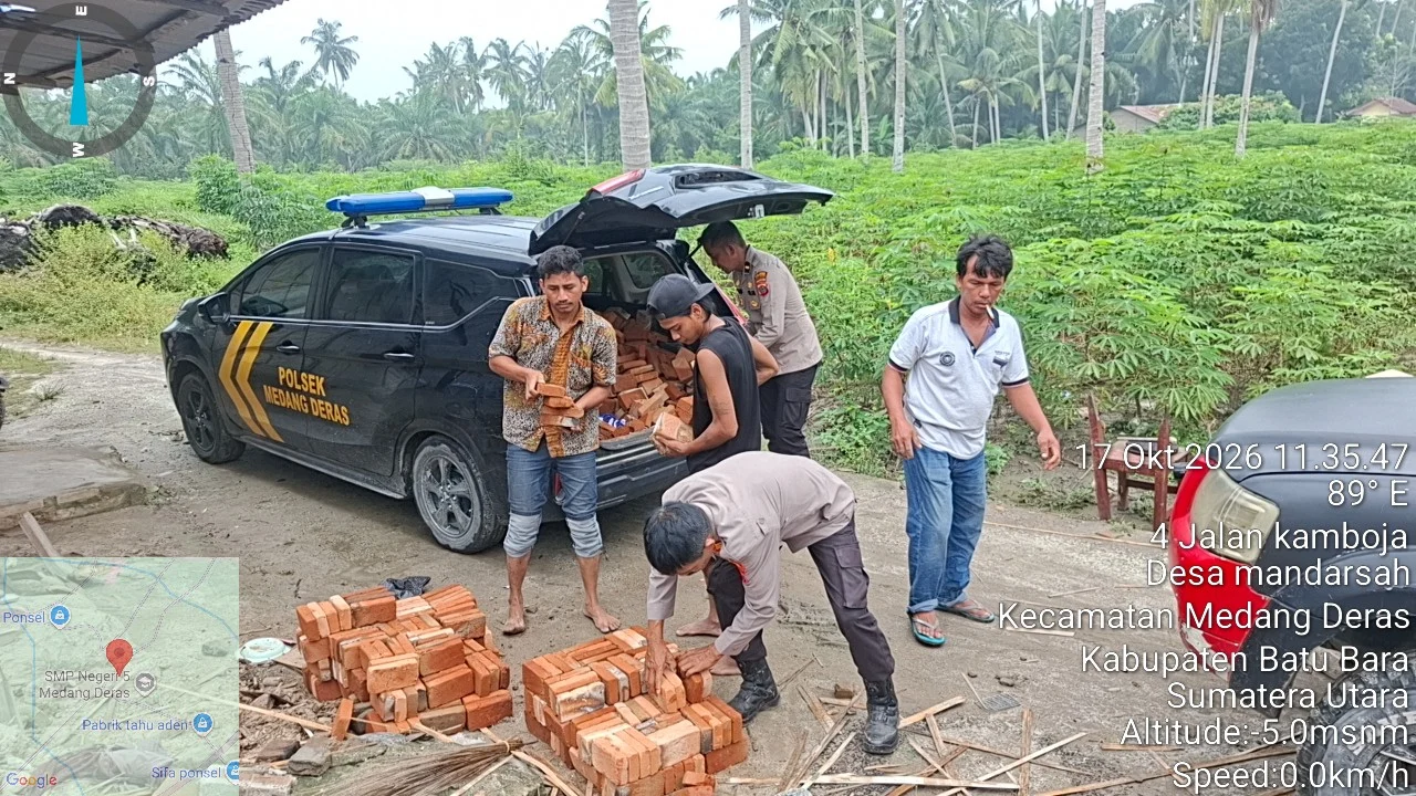 Polsek Medang Deras Salurkan Bantuan Material Bangunan kepada Warga Korban Angin Kencang di Desa Mandarsah
