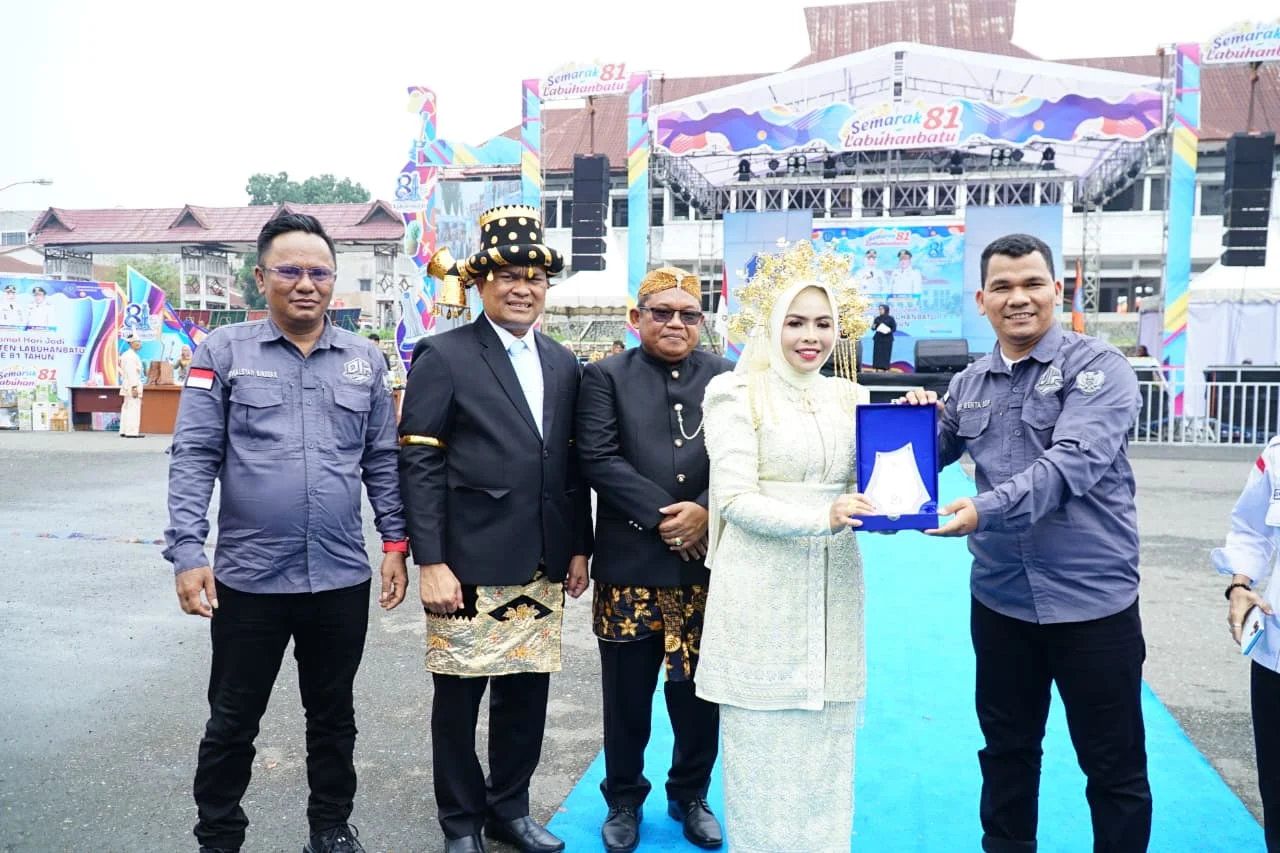 DPC PJS Labuhanbatu Berikan Penghargaan Anugerah Kemitraan Strategis Ke Bupati 
