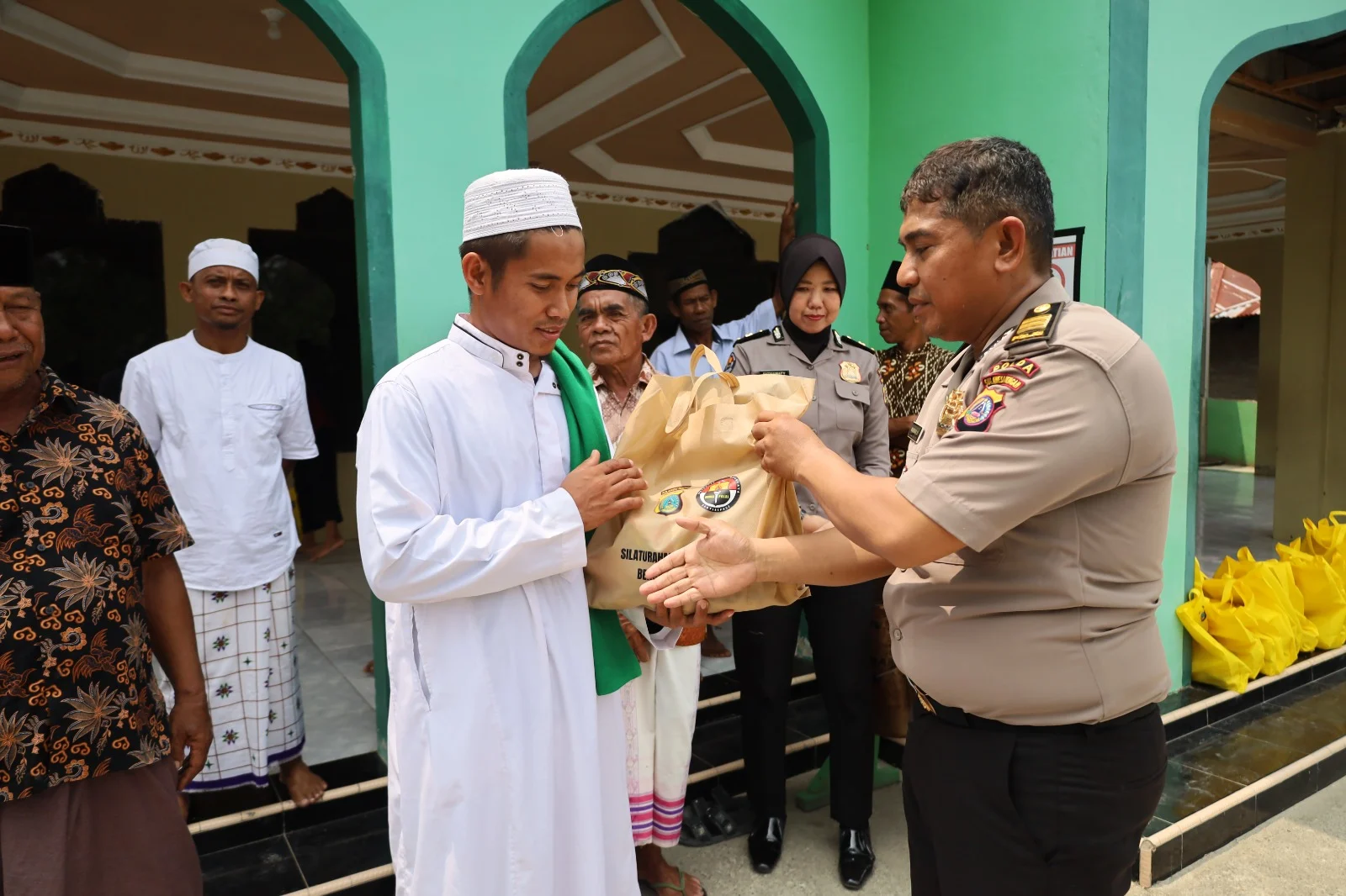 Sambut HUT Humas Polri ke-75, Bidhumas Polda Sulteng Gelar Jumat Berkah dan Minggu Kasih