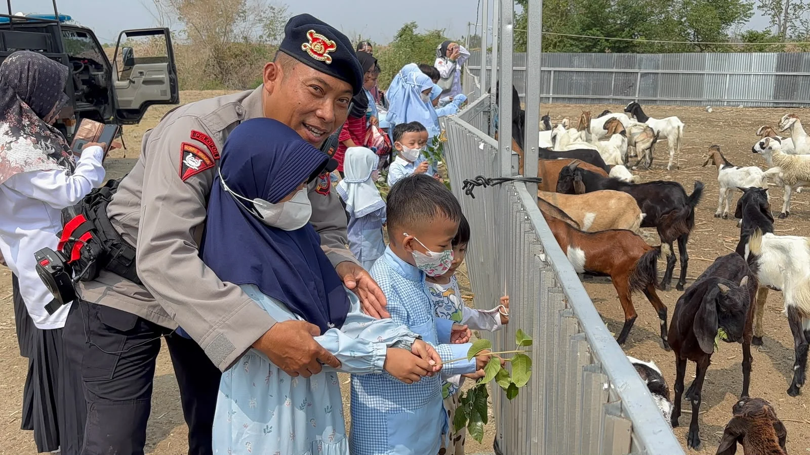Belajar Sambil Bermain, Brimob Sulteng Sambut Keceriaan Anak-Anak RA Al-Ikhlas Birobuli dalam Kunjungan Edukatif
