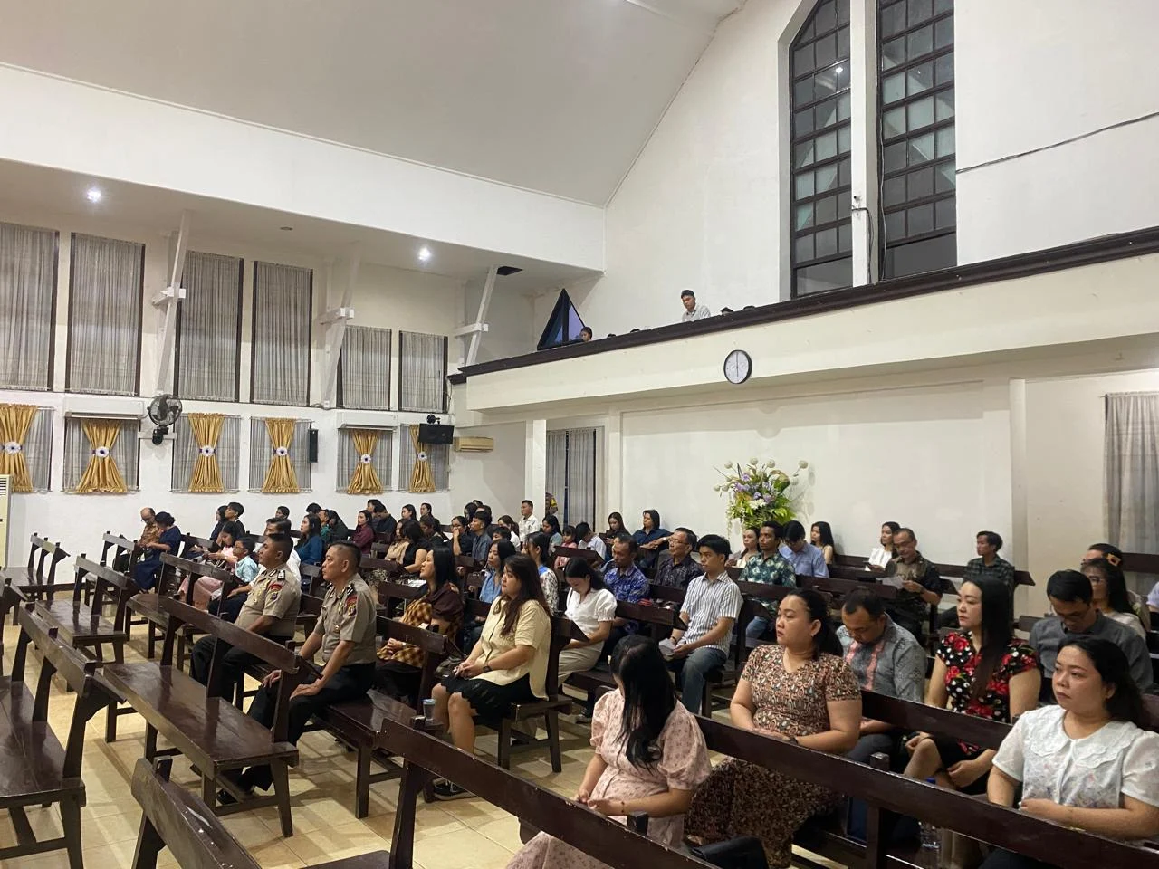Lewat Minggu Kasih, Brimob Sulteng Pererat Kebersamaan dan Jalin Kedekatan dengan Jemaat Gereja Sion Poso