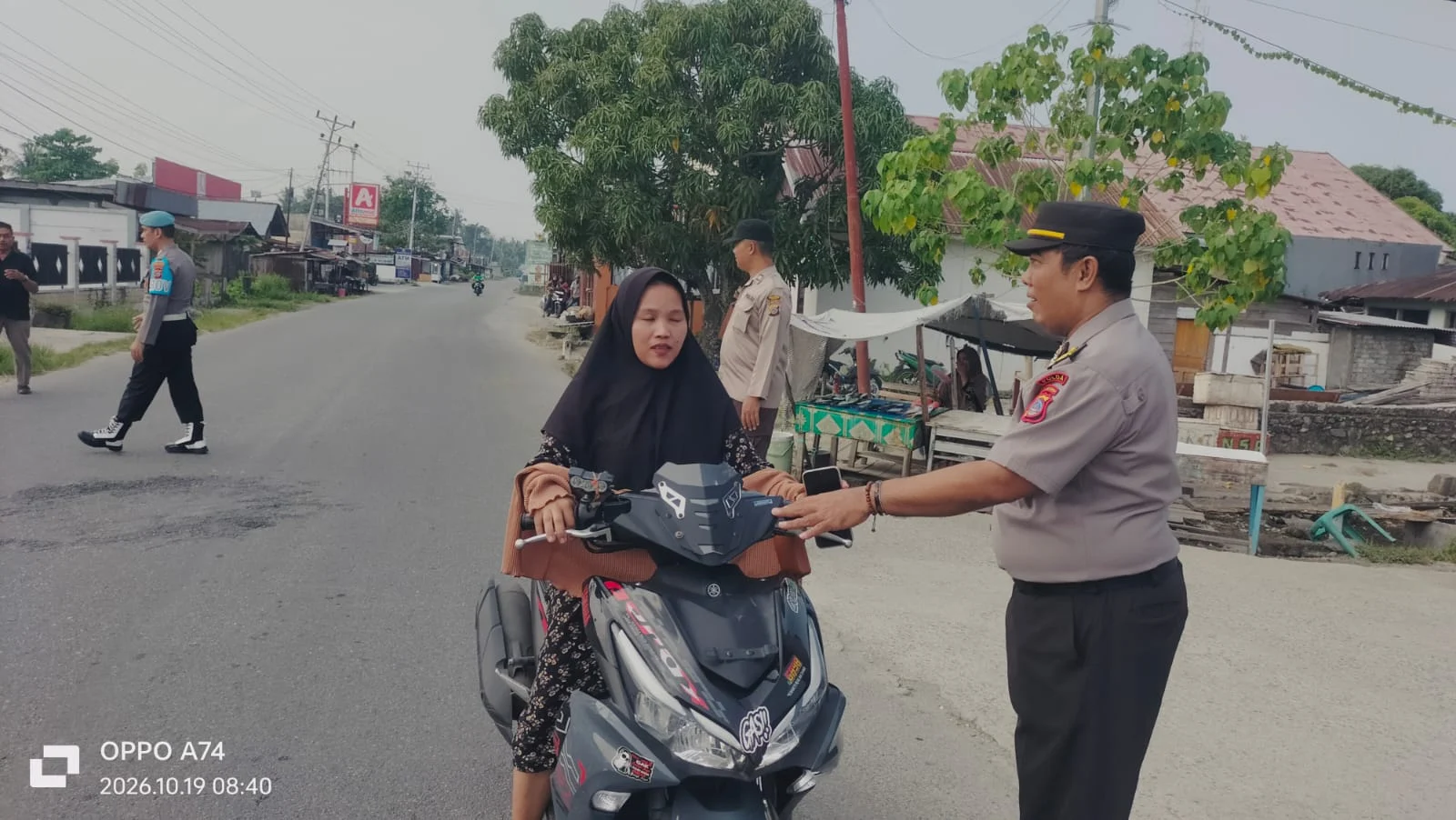 Kapolres Donggala, Melalui Kapolsek Sirenja Iptu Ahmat Coridji dan Jajarannya Mengadakan Patroli Lalu lintas Di Perempatan Jalan Kota Tompe - Donggala