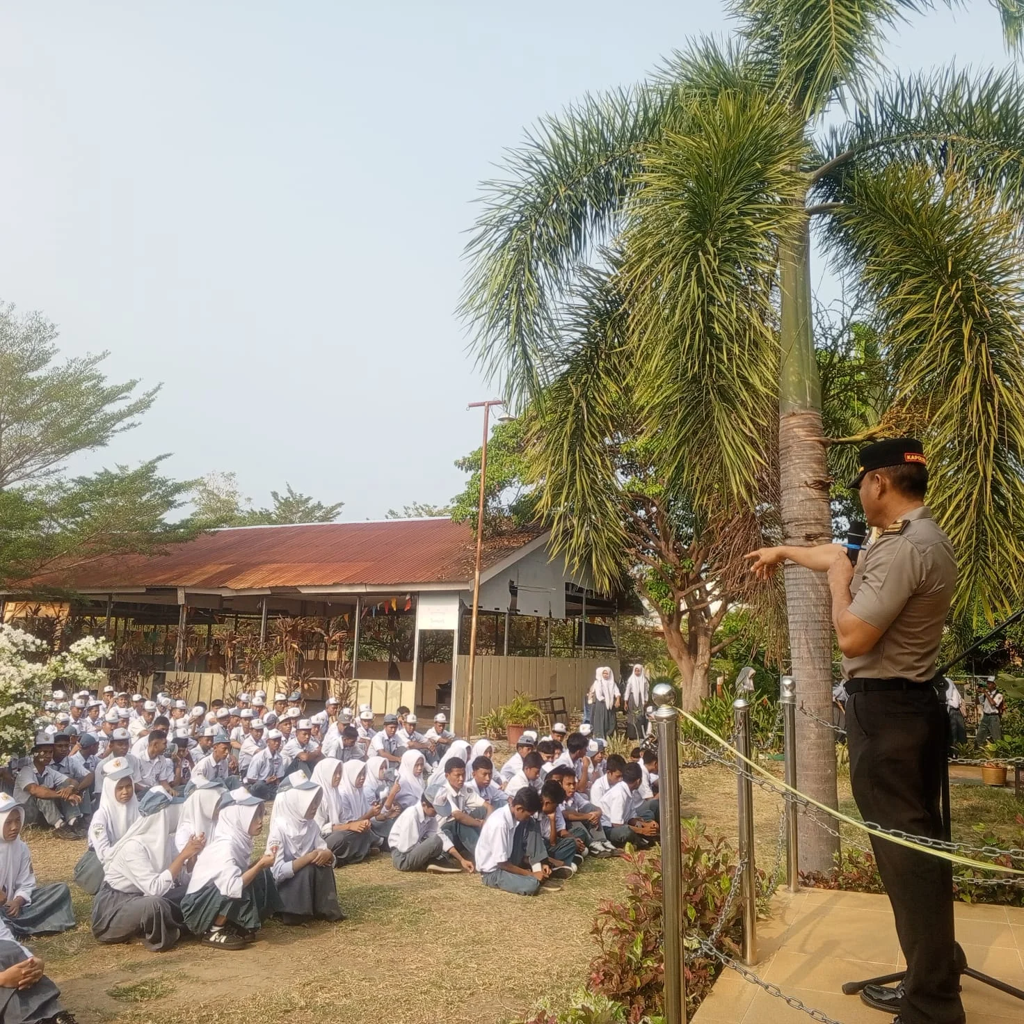 Kapolres Donggala, Melalui Kapolsek Labuan Iptu Umar Lahabe, S.Ap, Menghimbau Kepada Siswa - Siswi SMKN I Labuan, Berjalan Aman, Tertib dan Kondusif