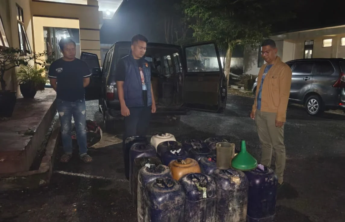 Polres Lampung Barat Sita 337 Liter BBM Bersubsidi, Seorang Pria di Gedung Surian Diamankan.
Lampung Barat.
