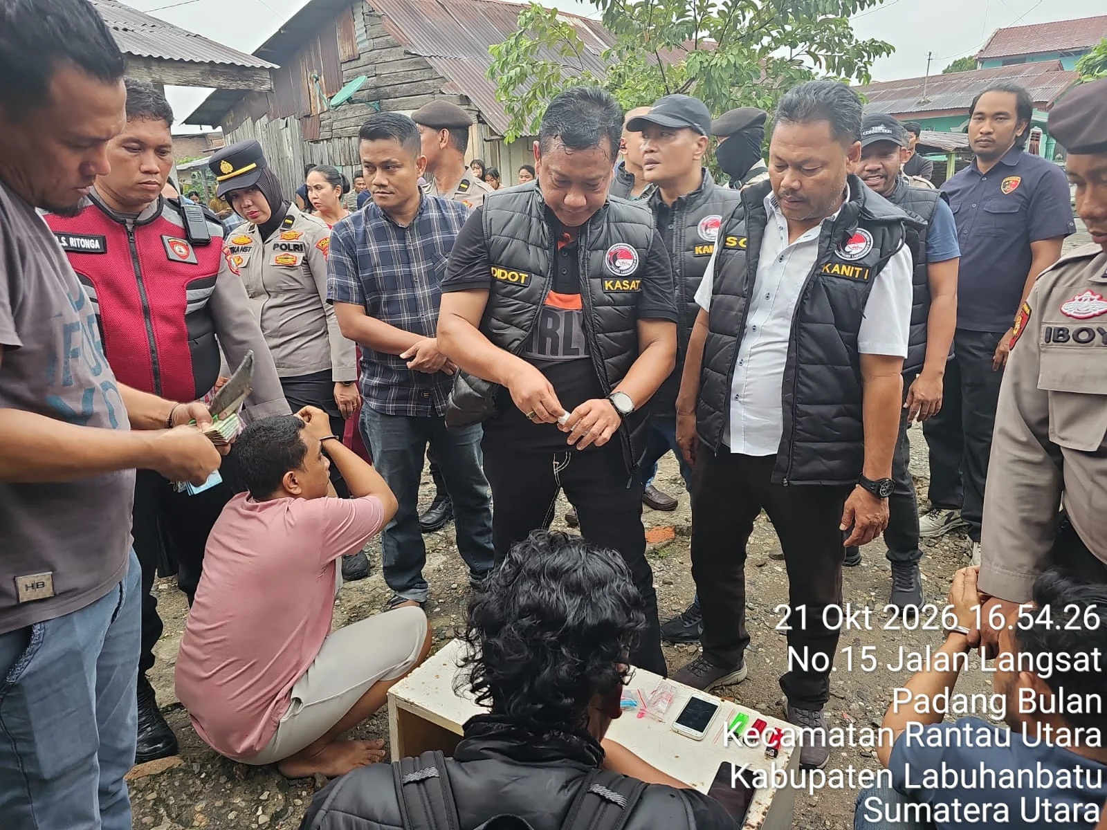Kasat Narkoba dan Ka BNN Labura pimpin Operasi Sarang Narkoba Di Jalan Nenas Rantauprapat.