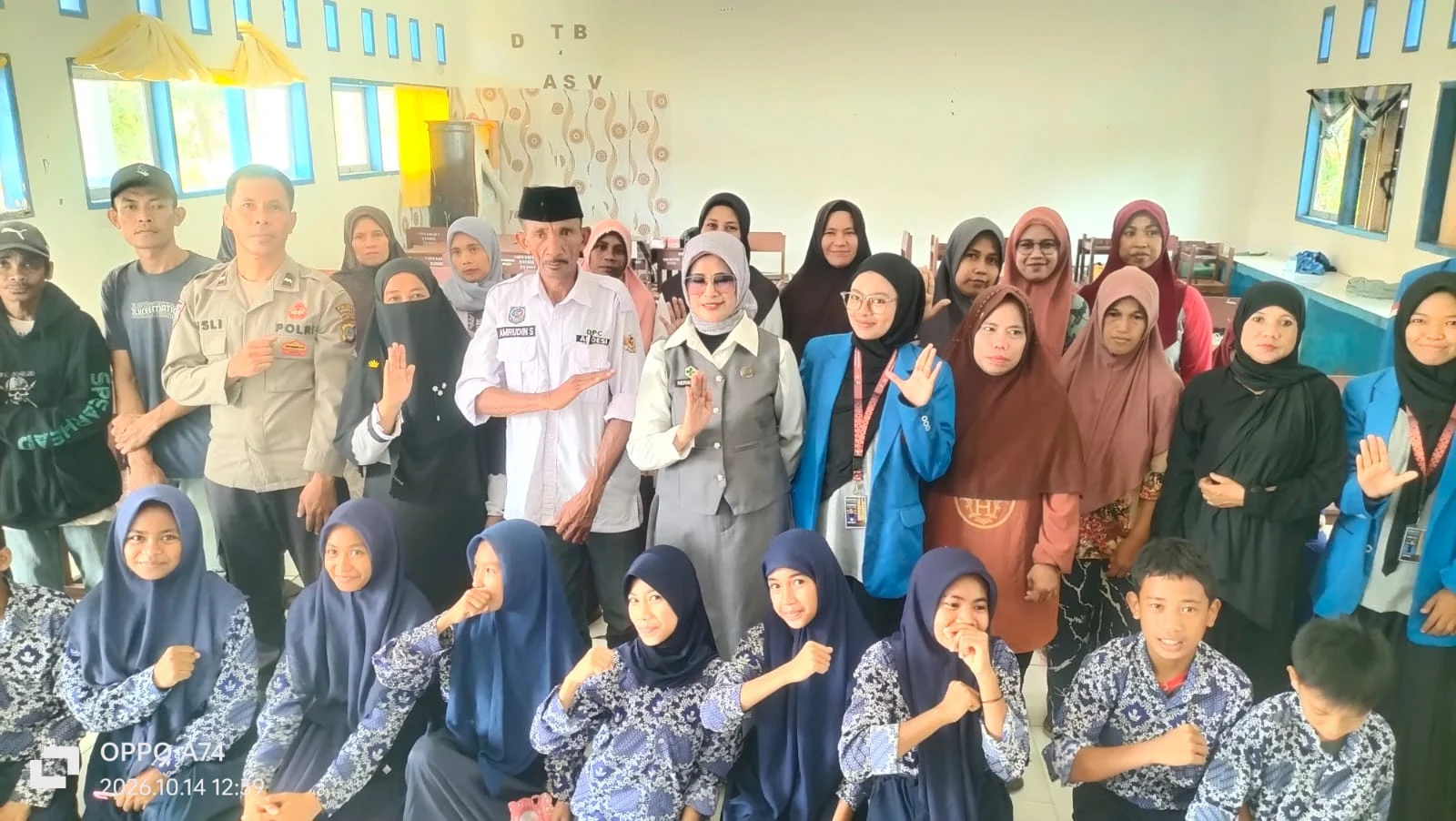 Kapolsek Banawa Selatan Dan Kapus Kami Seivi Lembasada  Bersinergi Dalam  Memberikan  Penyuluhan Hukum Tentang Perlindungan Terhadap Perempuan Dan Anak  Dari KDRT, Pernikahan Dini  Di Desa Salusumpu 
