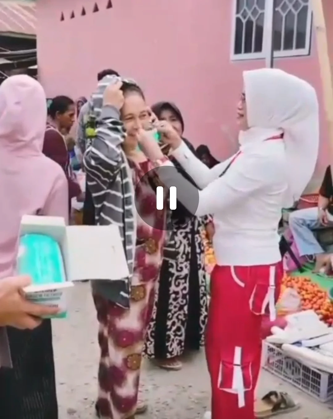 Kapolsek Banawa Selatan, Ipda Hendrawan, SH, dan  Personel, Bersama Kapus Kami Seivi Lembasada Erny, SKM,  Tim Medis Bagikan Masker Gratis Kepada Pengunjung Pasar  Watatu, Ba - Sel.