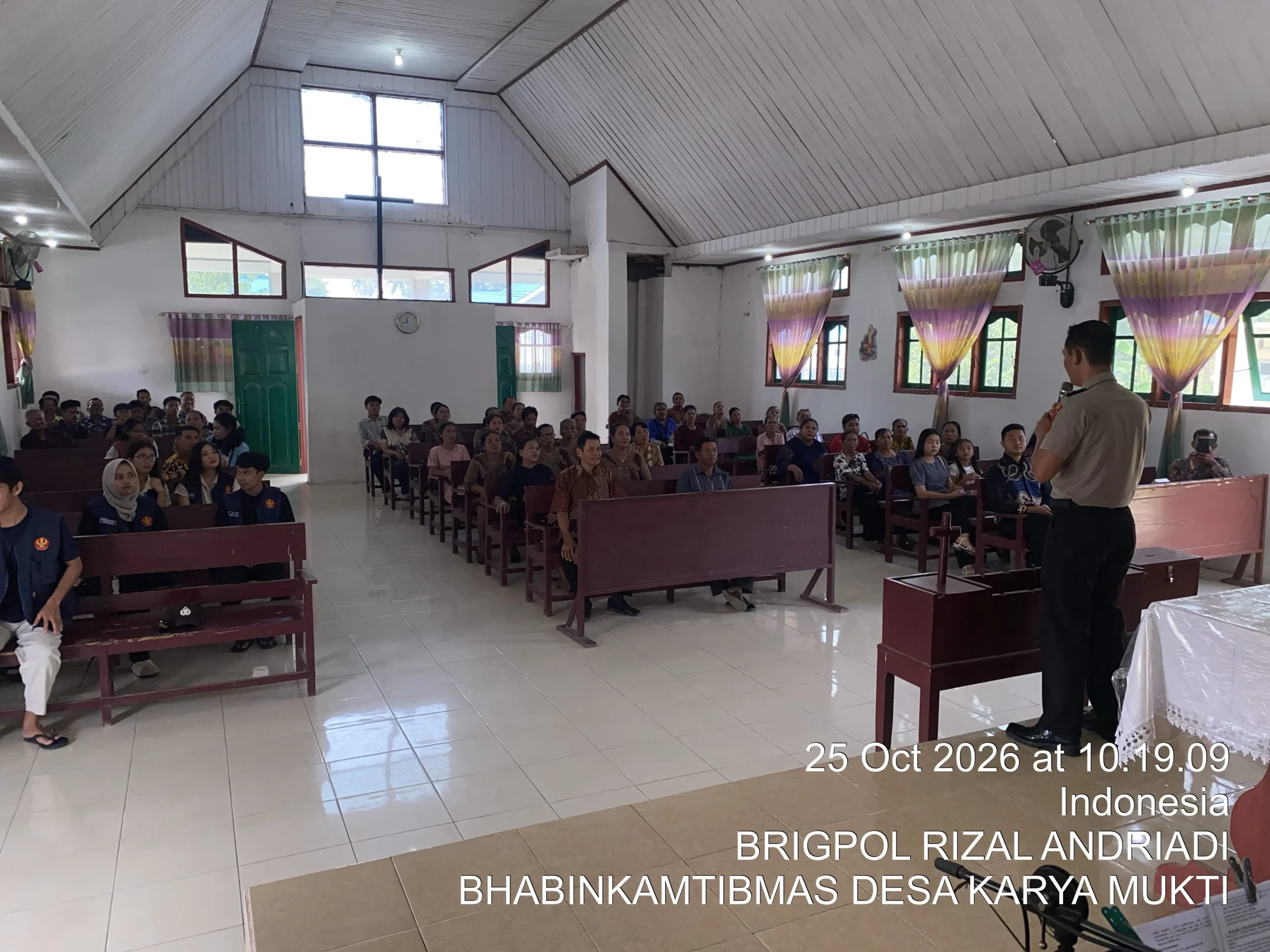 Kapolres Donggala, Melalui Kapolsek Damsol Iptu Edy Susilo, Bersama Personel, Jalankan Quick Wins Kapolri, Minggu Kasih Di Gereja GPID Imanuel Desa Karya Mukti - Donggala
