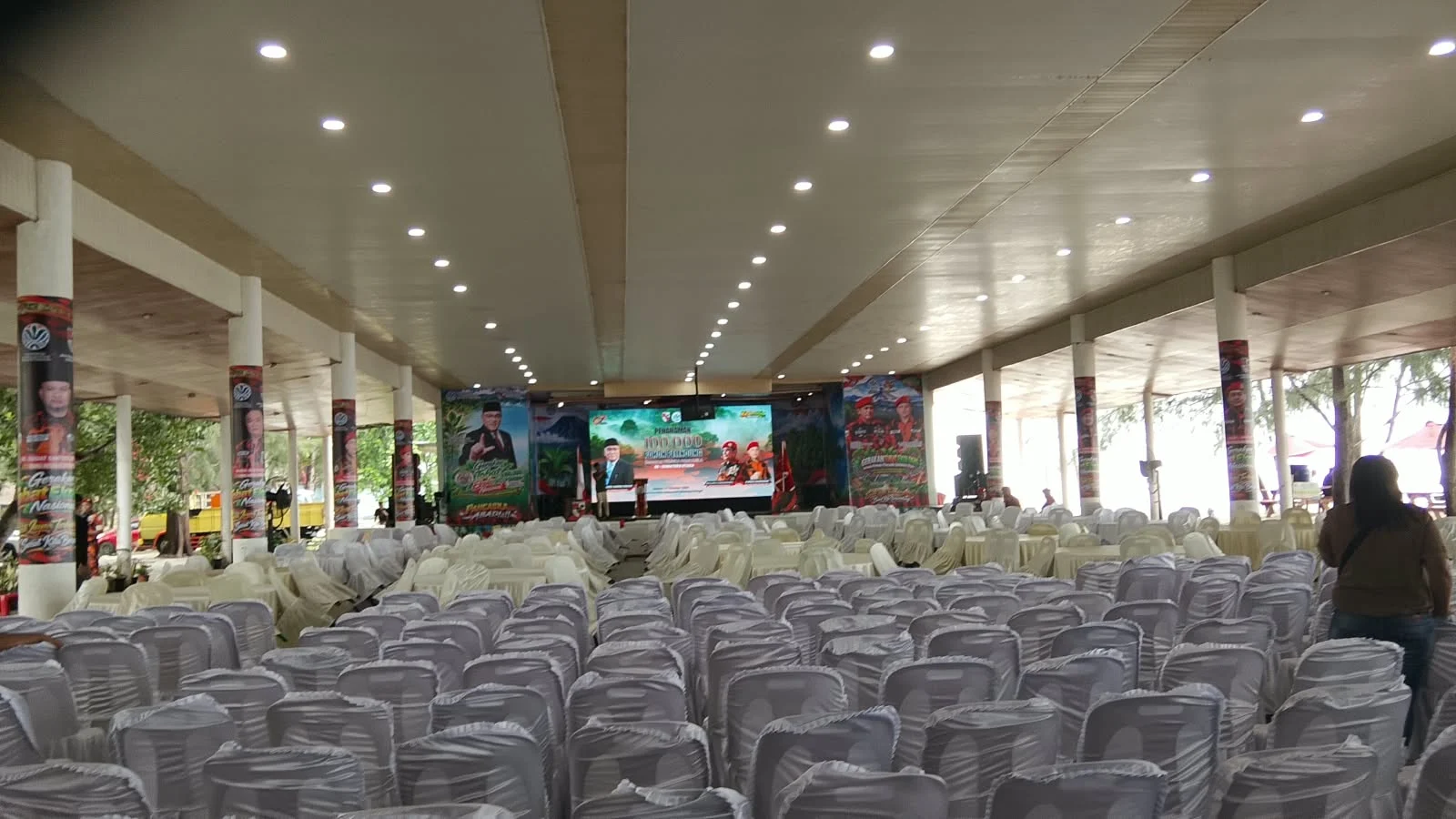 Bakti Sosial Cek Kesehatan Gratis dan Penanaman 100.0000 Pohon perlindung, di Pantai Romantis .