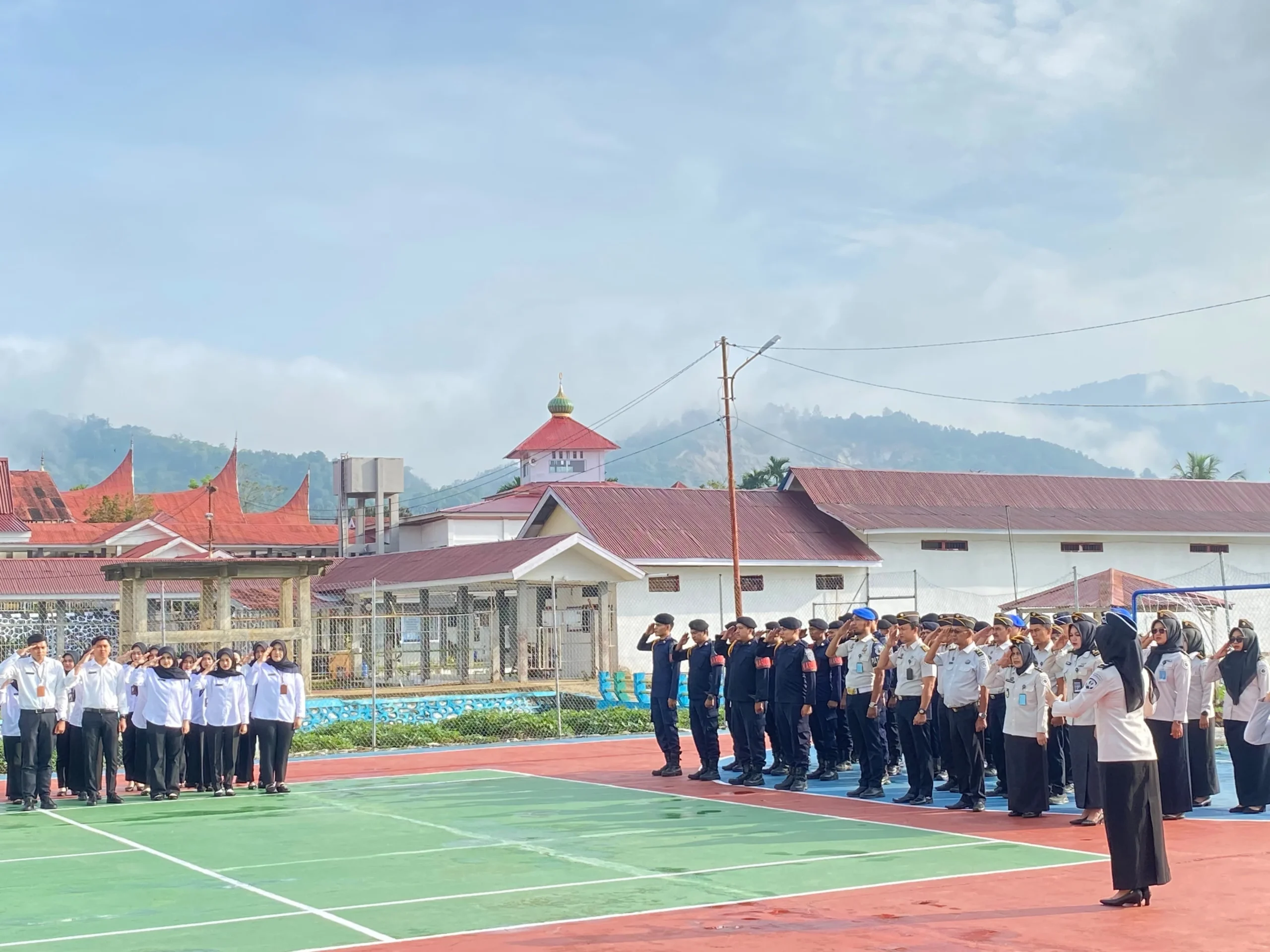 Hangatkan Kebersamaan Usai Upacara Sumpah Pemuda, Kalapas Solok dan Regu Pengamanan Makan Bersama Penuh Keakraban

