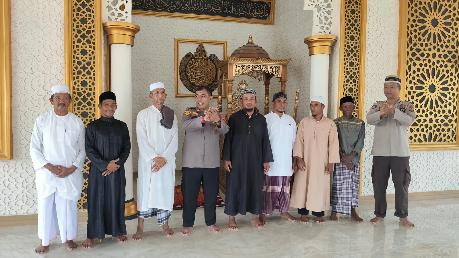 Kapolres Donggala, Melalui Kapolsek Sirenja, Lakukan 8 Program Prioritas Quick Wins Kapolri Jenderal Polisi Suyudi Ario Seto,  Jalankan  Giat  Juma'at Keliling Di Masjid AL Mubarok Tompe 